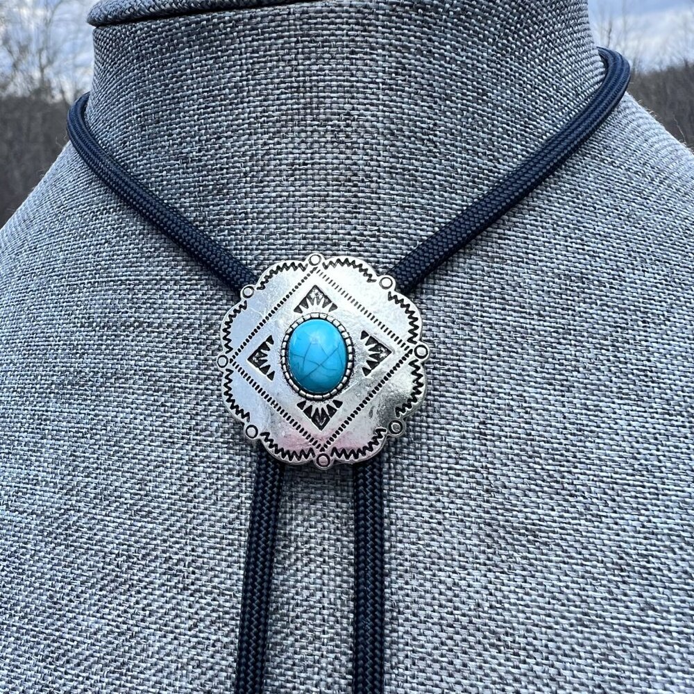 Classic Southwestern Style Bolo Tie Black Cord Dangling Arrow Tips - Picture 4 of 7